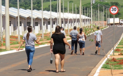 Residencial dos Ipês em Pompeia: futuros moradores plantam árvores