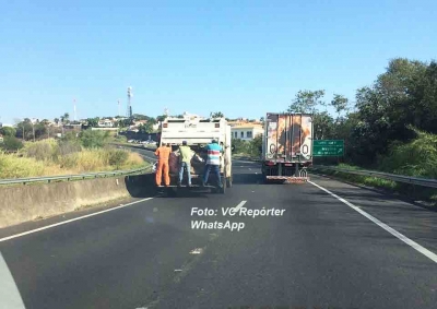 Funcionários de arriscam em caminhão de lixo