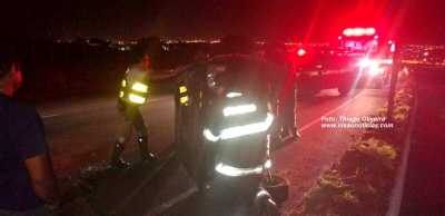 Motorista capota carro após ser "fechado" por carreta na rodovia do Contorno