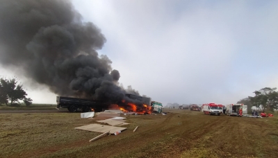 Caminhões pegam fogo após acidente na BR-153, na região