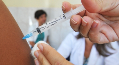 Vacinação contra a gripe na rede de saúde começa na segunda 