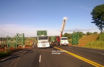 Tempo ajuda e passarela começa a ser instalada na SP-294 em Marília