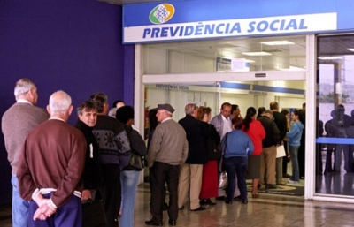 Aposentados começam a receber primeira parcela do 13º salário