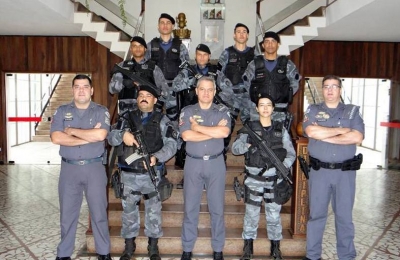 Canil do DF visita batalhão em Marília