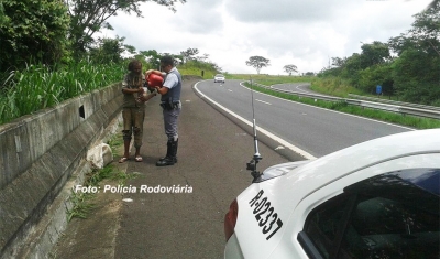 Solidariedade: patrulheiros rodoviários ajudam andarilho com sede e fome