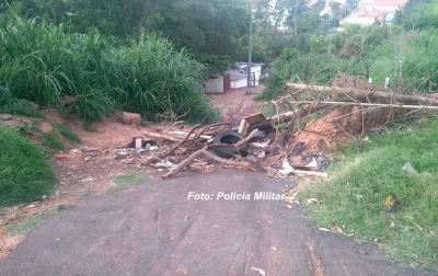 PM faz operação em favela, derruba barricadas e barracos usados no tráfico