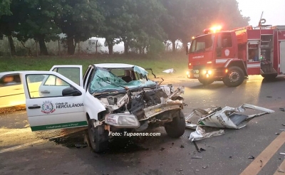 Carro da Prefeitura de Herculândia fica destruído em acidente na SP-294