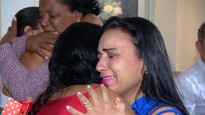 Filhas que podem ter sido trocadas reencontram mães após 28 anos