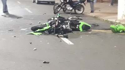 Casal fica gravemente ferido em acidente com moto em Marília