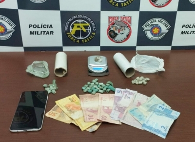 Força Tática apreende menores de idade traficando crack em praça cheia de crianças