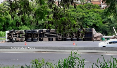 Carreta carregada com cerveja tomba na rodovia do Contorno em Marília