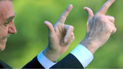 Bolsonaro assina decreto de posse de armas 