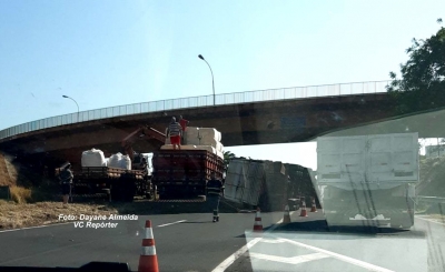 Tombamento de carreta provoca grande congestionamento no Contorno