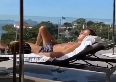 Doria toma sol sem máscara em hotel do Rio e é alvo de críticas nas redes sociais