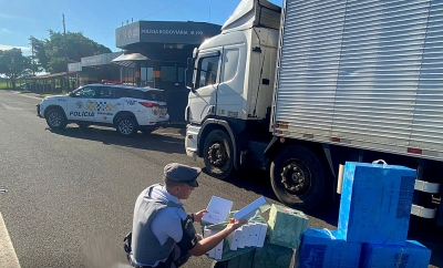 Caminhoneiro é preso pela Polícia Rodoviária transportando contrabando