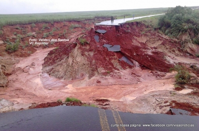 Chuva provoca graves acidentes: veículos caem em cratera. Caminhonete é levada pela correnteza