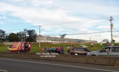 Carros batem de frente na rodovia do Contorno