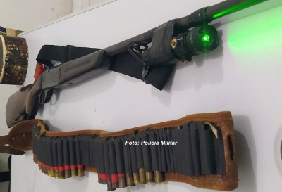 Homem agride esposa e acaba preso também por ter espingarda 