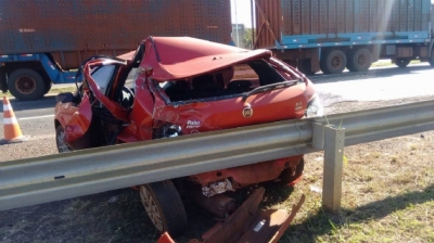 Carro fica destruído em acidente na região