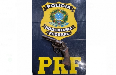 Idoso de 81 anos é encontrado desorientado e com arma na BR-153 