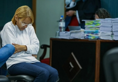 No banco dos réus, Flordelis chora muito durante seu julgamento