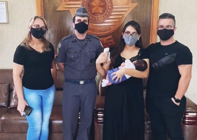 Policial militar ajuda a salvar recém-nascida engasgada orientando a mãe pelo telefone