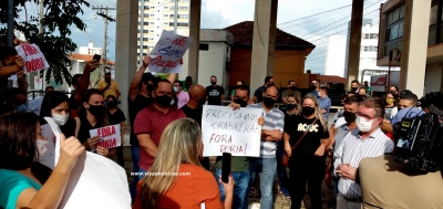 Fase vermelha: comerciantes de Marília fazem protesto em frente à Prefeitura