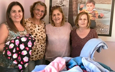 SOLIDARIEDADE: voluntárias doam mantas para bebês na Gota de Leite