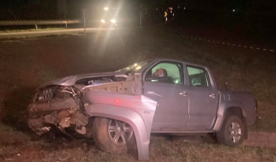 Motorista perde controle de caminhonete que cai em valeta e mata duas pessoas