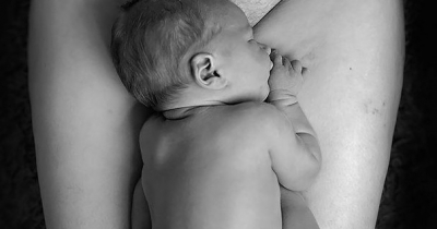 Foto de bebê ao lado de 