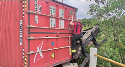 Contêiner carregado de amendoim tomba em ponte e interdita vicinal 