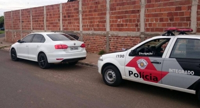 Polícia localiza carro roubado