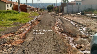 Buracos "engolem" rua em Marília. Moradores denunciam abandono e cobram providências