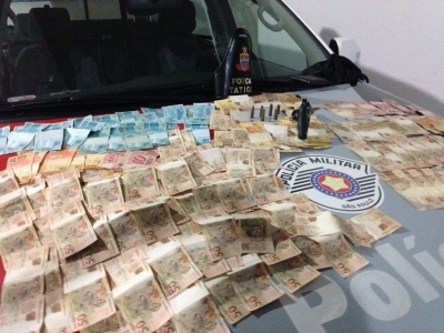Força Tática apreende arma e dinheiro suspeito