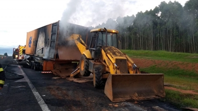 Carreta com contêineres pega fogo em rodovia. Motorista não se feriu 