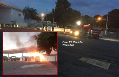 Kombi pega fogo em posto abandonado