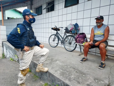 Com fome e cansado, pagador de promessas é auxiliado pela PRF em rodovia