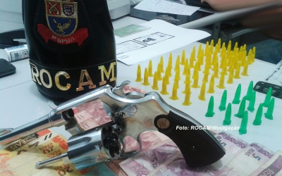 Casal é preso pela Polícia Militar em Marília com drogas, dinheiro e arma