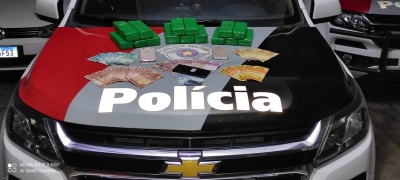 Homem é preso por tráfico enquanto dirigia veículo com a mulher e filho de 5 anos