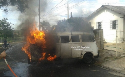 Kombi pega fogo na zona Sul. Internauta registra flagrante