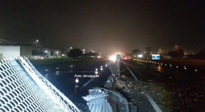 Motorista de caminhonete quase provoca tragédia no Contorno, em Marília