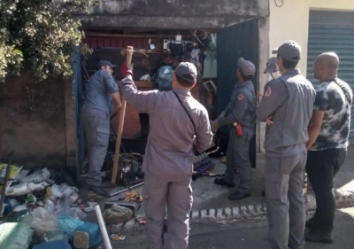 Acumulador morre e buscas por corpo entre entulhos de casa levam 4hs
