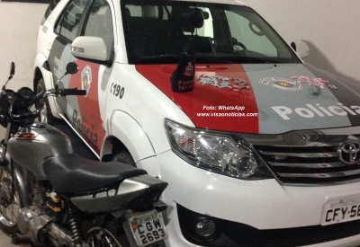 Força Tática apreende drogas e recupera moto furtada. Dois são presos