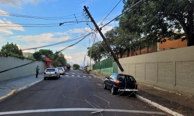 Caminhão quase derruba poste com fios e causa transtornos em Marília