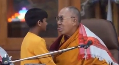 Dalai Lama beija menino na boca e pede que a criança 