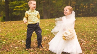 Menina de 5 anos se casa com seu melhor amigo antes da cirurgia de coração