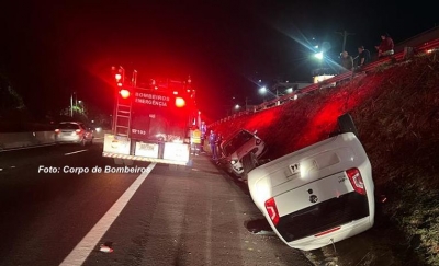 Carro de aplicativo capota e deixa passageira ferida em Marília