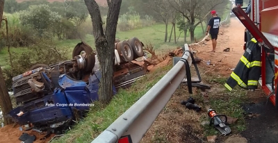 Acidente entre carretas provoca congestionamento na BR-153