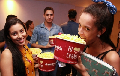 Vingadores: Unimar leva acadêmicos voluntários do Trote Solidário para Pré-estreia de filme