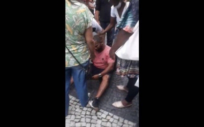 Homem negro compra mochila e é acusado de furto em loja